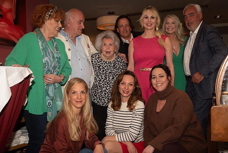 Sarah Laux, Dieter Morjan, Ruth Megary, Peter Clemente, Christine Zierl, Daniela Schwan, Hans-Reiner Schröder. Vorne: Caro Matzko, Viola Wedekind, Jekaterina Krasnostanova (J.K). (©Foto: Michael Linzmeier) 